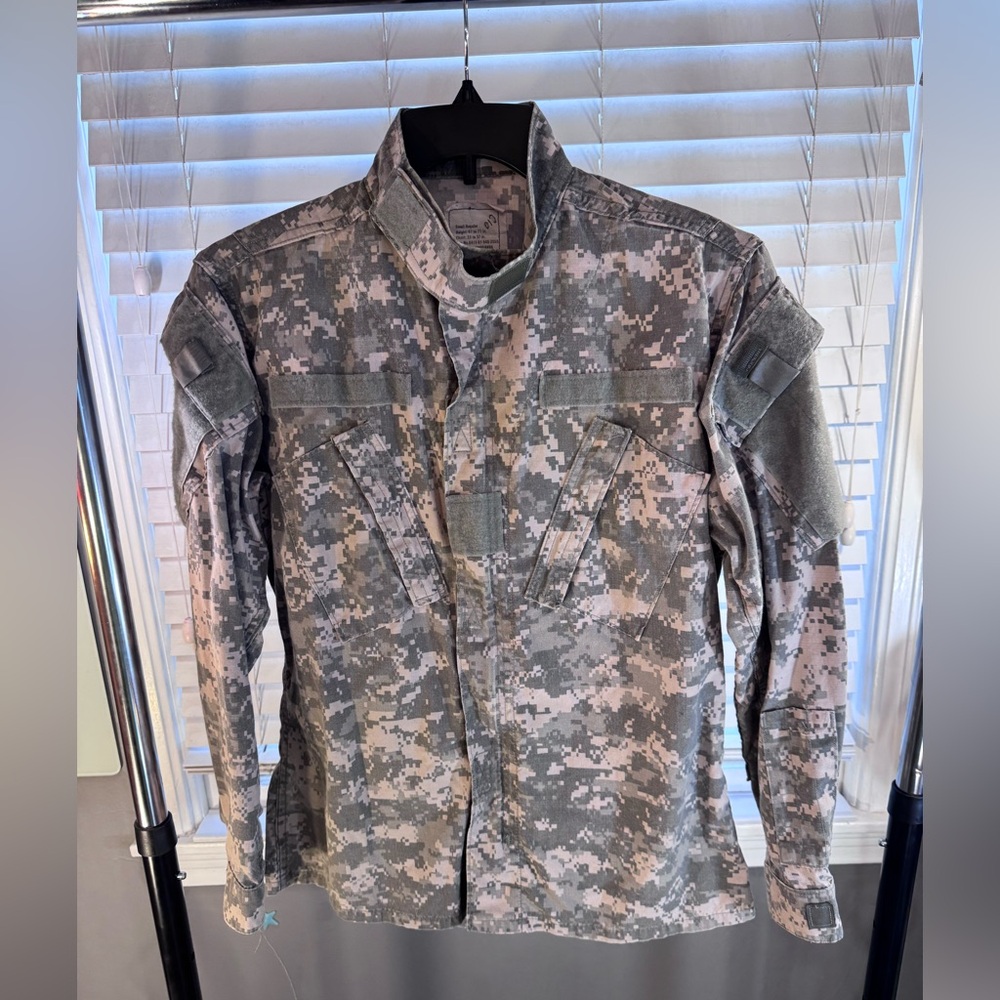Authentic US Army ACU Digital Camo Combat Uniform Jacket - Small Regular
